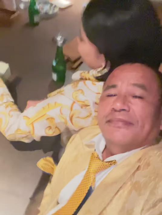 Sejumlah warganet ikut senang melihat kehangatan keluarga Hotman Paris. Mereka pun menyelamati Agustianne Marbun. “Happy Birthday to her, your lovely wife. Wishing her always in good health and happiness,” cetus @kusuma****. “I trust you! You’re such a good man Sir (gue percaya lo, lo adalah laki-laki yang baik),” @mela**** menimpali. “Mantap bang, istri pokoknya Cuma sartu seumur hidup,” @della**** mencuap di kolom komentar. (Foto: Dok. Instagram @hotmanparisofficial)