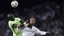 Bintang Real Madrid, Cristiano Ronaldo, duel udara dengan bek Manchester City, Eliaquim Mangala, pada laga leg kedua Liga Champions. Pada partai final Madrid akan bertemu rival sekotanya Atletico Madrid. (AFP/Javier Soriano)