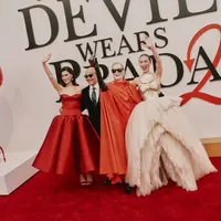 Intip  tampilan Anne Hathaway hingga Merly Streep di The Devil Wears Prada 2 [@20thcenturystudios].