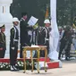 Presiden Joko Widodo (Jokowi) membacakan sumpah pelantikan yang diikuti oleh ratusan Calon Perwira Remaja (Capaja) TNI-Polri pada upacara Prasetya Perwira Remaja (Praspa) 2017 di Istana Merdeka, Selasa (25/7). (Liputan6.com/Angga Yuniar)