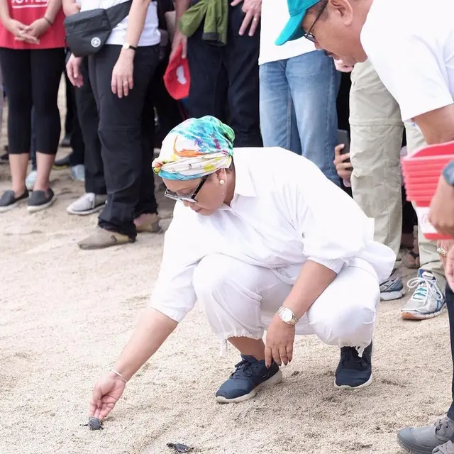 Gaya modis Menlu Retno Marsudi (Sumber: Instagram/retno_marsudi)