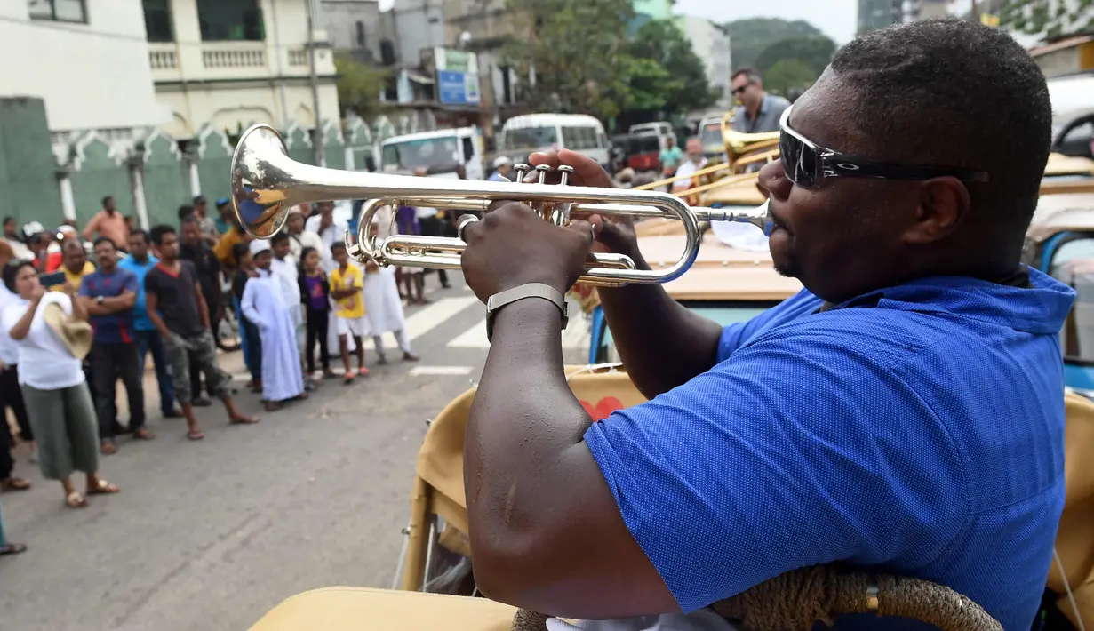 Musisi jazz AS, Wycliffe Gordon saat menghibur warga selama pertunjukan jalanan di ibukota Sri Lanka, Kolombo (26/2). Wycliffe mengadakan serangkaian pertunjukan dan kelas di kota Sri Lanka di Kolombo, Matara dan Galle. (AFP Photo/Ishara S. Kodikara)
