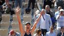 Petenis Rusia, Maria Sharapova berselebrasi usai memenangkan pertandingan melawan petenis Belanda, Richel Hogenkamp usai pertandingan Prancis  Terbuka di stadion Roland Garros, Paris, (29/5). (AP Photo/Alessandra Tarantino)
