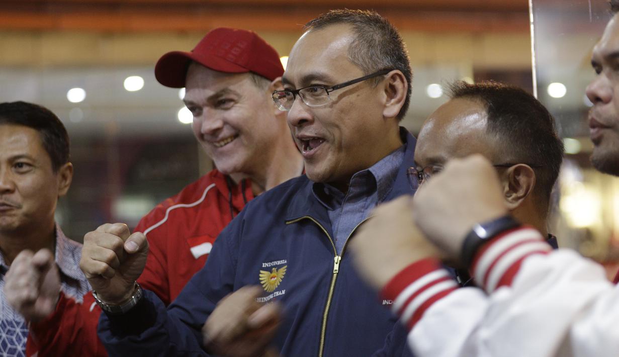 Chef de Mission Indonesia (CdM), Harry Warganegara, saat mengunjungi latihan Timnas Hoki Es Indonesia di Bintaro X Change, Rabu (23/10). Sebanyak 18 atlet akan ikut berjuang pada SEA Games 2019 mendatang. (Bola.com/M Iqbal Ichsan)