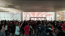 Suporter Indonesia ricuh setelah laga Timnas Indonesia melawan Malaysia di Stadion Utama Gelora Bung Karno, Kamis (5/9/2019). (Bola.com/Muhammad Adiyaksa)
