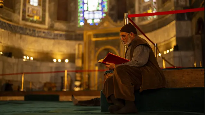 <p>Seorang umat Muslim membaca Al-Quran, kitab paling suci umat Islam, selama bulan suci Ramadhan di masjid Hagia Sophia di Istanbul, Turki, Selasa, 12 Maret 2024. (AP Photo/Francisco Seco)</p>