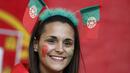 Fans Cantik Portugal tersenyum bahagia saat timnya lolos ke semifinal Piala Eropa 2016 usai kalahkan Polandia di Stade VÈlodrome, Marseille, Prancis, (01/7/2016) din hari WIB. (REUTERS/Christian Hartmann)