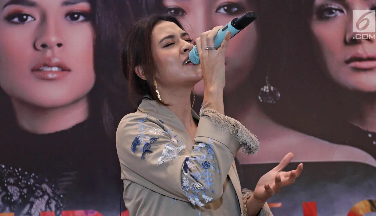 Penyanyi Raisa membawakan lagu soundtrack film Ayat-Ayat Cinta 2 di Jakarta, Senin (27/11). MD Live Production siap menggelar Ayat Ayat Cinta in Concert with Live Orchestra pada 20 Desember 2017 bertema The Colours of Love. (Liputan6.com/Herman Zakharia)