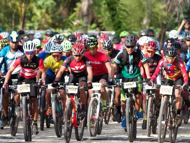Pebalap sepeda beradu kecepatan pada kejuaraan Mountain Bike Cross Country Marathon (MTB XCM) di Kawasan Tanjung Lesung, Pandeglang, Banten, Sabtu (29/9). Ajang ini menjadi bagian dari Festival Pesona Tanjung Lesung 2018. (Liputan6.com/HO/Nick)