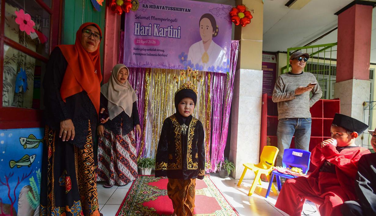 Selain itu, kegiatan ini juga bertujuan mengenalkan keragaman budaya Nusantara kepada pelajar sejak usia dini. Tampak dalam foto, salah satu siswa mengikuti pergelaran busana tradisional saat peringatan Hari Kartini di Taman Kanak-Kanak Hidayatusshibyan, Cinere, Depok, Jawa Barat, Selasa (21/4/2026). (merdeka.com/Arie Basuki)