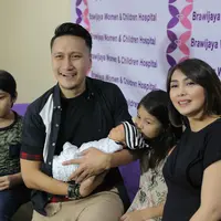 Selasa, (23/8/2016) pasangan Arie Untung dan Fenita Arie kembali dikaruniai momongan anak ketiga. Sebelumnya telah dikaruniai dua orang anak, Misbareta Fathir Gavin Daffa (David) san Misbareta Aisyah Mikhaila (Kheila). (Andy Masela/Bintang.com)