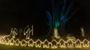 Lampu-lampu berbentuk perisai Zulu terlihat di "Trail of Lights" Kebun Raya Durban menjelang Natal di Durban (14/12/2021). Untuk memenuhi protokol keselamatan, tiga kali masuk pada pukul 18:00, 19:00, dan 20:00 telah ditambahkan untuk memungkinkan jarak sosial. (AFP/Rajesh Jayantilal)