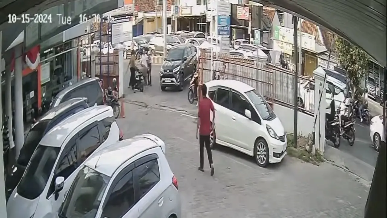 Tangkapan layar rekaman CCTV detik-detik pengeroyokan dialami Achmad Husaini oleh pengendara dan penumpang minibus arogan. Foto : (Istimewa).