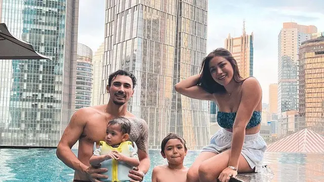 Jessica Iskandar baru saja merayakan dua tahu pernikahannya dengan sang suami, mereka pun staycation bersama kedua anak