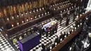<p>Ratu Elizabeth dari Inggris menyaksikan para pengusung jenazah membawa peti mati Pangeran Philip selama pemakamannya di Kapel St George di Kastil Windsor, Windsor, Inggris, Sabtu (17/4/2021). (Dominic Lipinski/Pool via AP)</p>