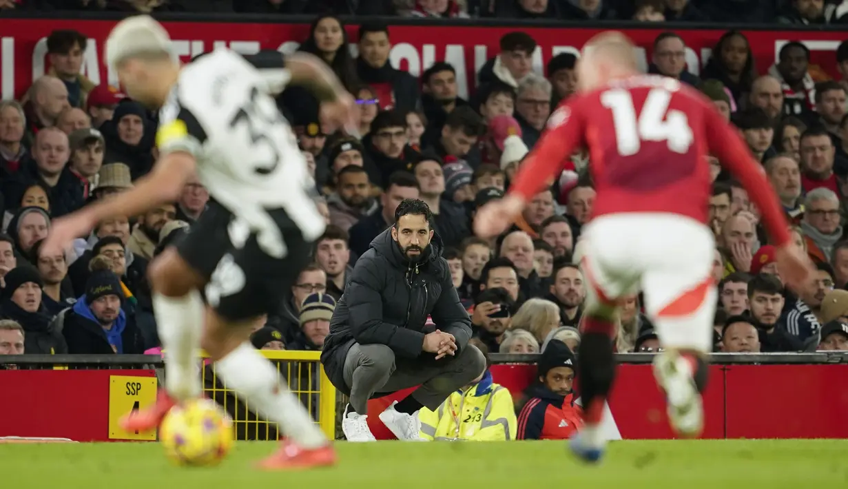 Pelatih Manchester United, Ruben Amorim saat melihat timnya melawan Newcastle pada laga lanjutan Liga Inggris 2024/2025 yang berlangsung di Old Trafford, Manchester, Inggris, Selasa (31/12/2024) WIB. (AP Photo/Dave Thompson)