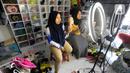 Pedagang berjualan melalui siaran langsung di NShopZ di kawasan Cinere, Depok, Jawa Barat(19/12/2023). (merdeka.com/Arie Basuki)