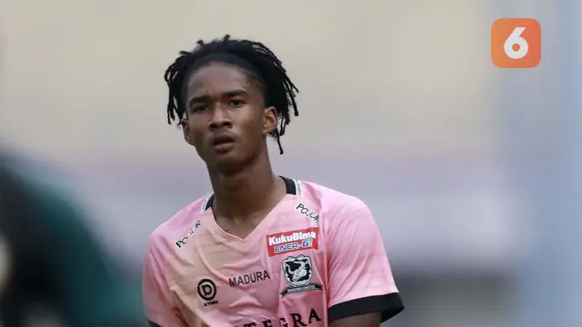 Foto: Sayap Kanan Madura United, Ronaldo Kwateh Pecahkan Rekor Pemain Termuda di BRI Liga 1 2021 / 2022