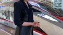 Kenakan heels hitam, outfit ngantor Menpar Widi makin stylish dengan bros dan anting emas [@widi.wardhana]