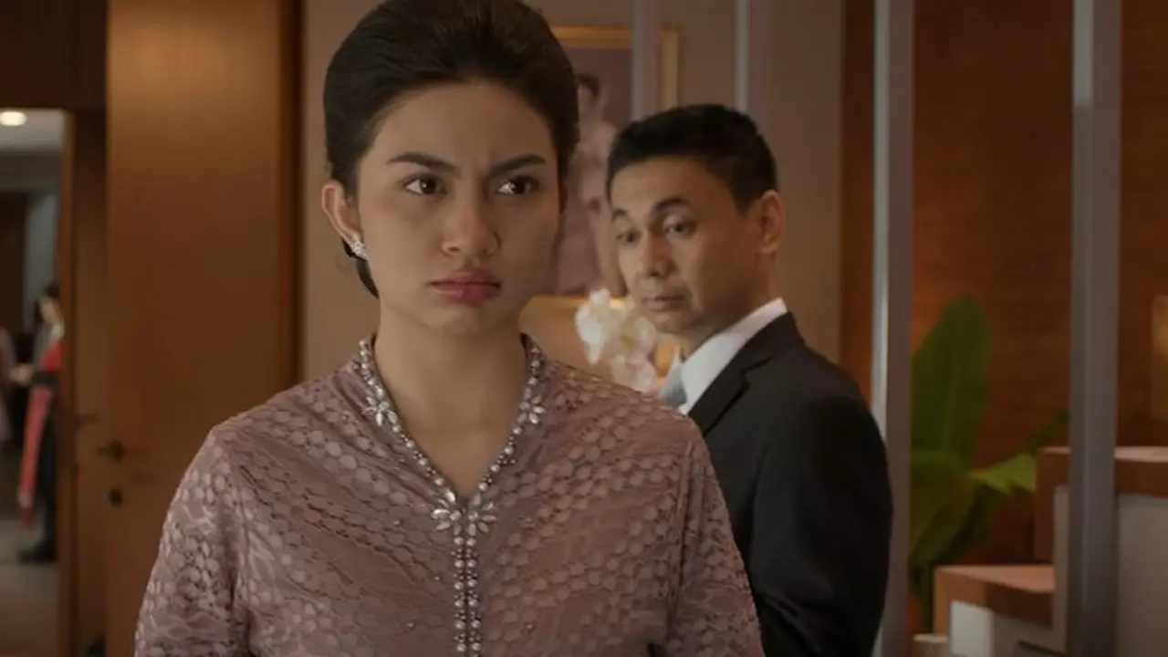Raditya Dika dan Ariel Tatum dalam film Catatan Harian Menantu Sinting (YouTube/Cinema 21)