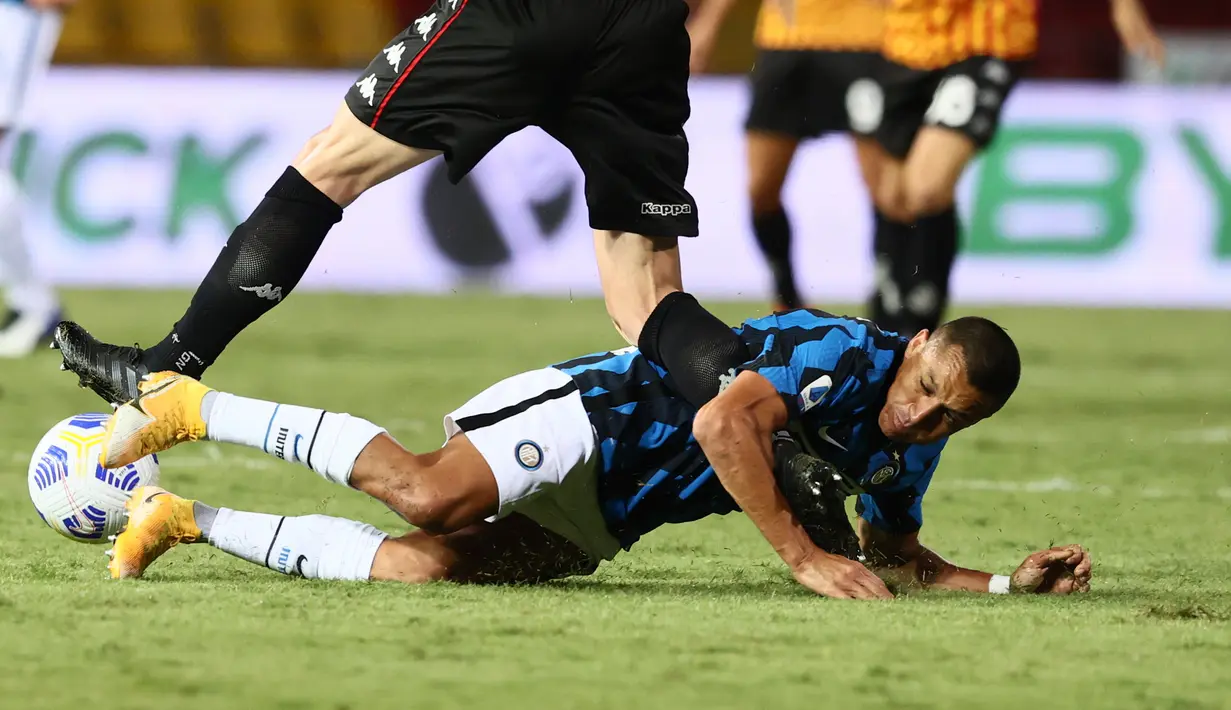 Penyerang Inter Milan, Alexis Sanchez terjatuh saat bertandang ke markas Benevento pada laga giornata kedua Serie A di Stadio Ciro Vigorito, Rabu (30/9/2020). Inter Milan tanpa kesulitan berarti mencukur tim promosi Liga Italia Benevento 5-2. (Alessandro Garofalo/LaPresse via AP)