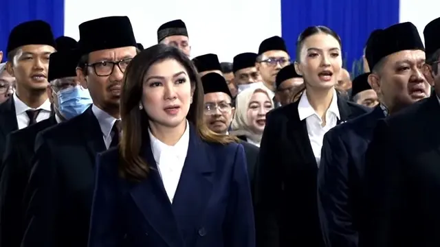 Gaya Formal Raline Shah Saat Dilantik Jadi Stafsus Dampingi Menteri Komdigi Meutya Hafid