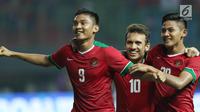 Pemain Timnas Indonesia U-19, M Rafli Mursalim (kiri) merayakan gol ke gawang Kamboja U-19 pada laga persahabatan di Stadion Patriot Candrabhaga, Bekasi, Rabu (4/10). Indonesia U-19 unggul 2-0. (Liputan6.com/Helmi Fithriansyah)