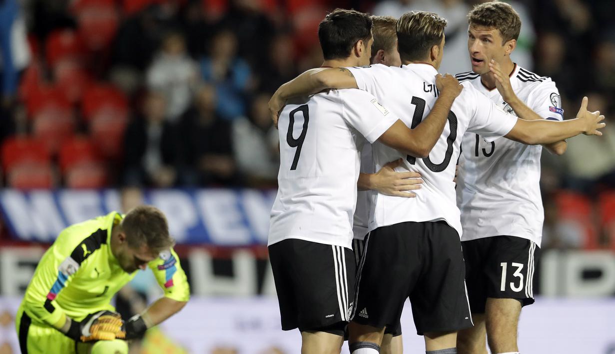 Para pemain Jerman merayakan gol ke gawang Republik Ceska pada laga Grup C kualifikasi Piala Dunia 2018 di Plzen, Republik Ceska (1/9/2017). Jerman menang 2-1. (AP/Petr David Josek)
