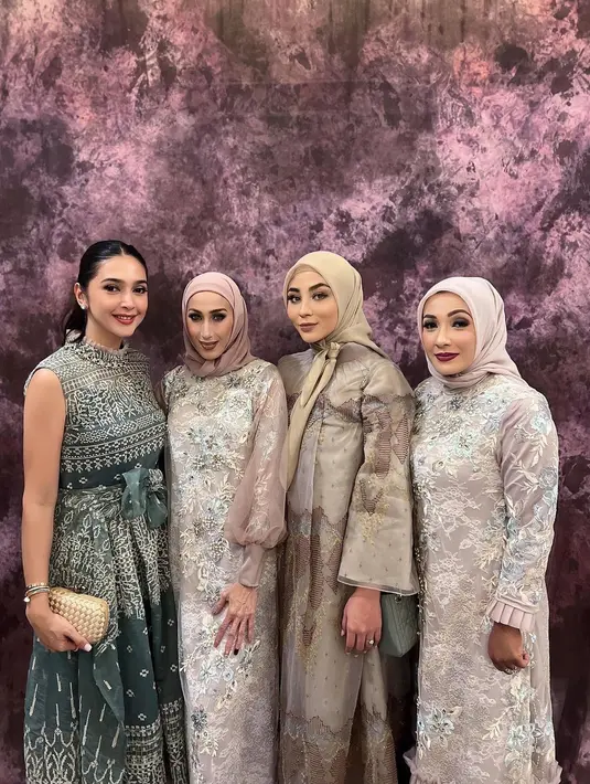Saat kondangan, keduanya tampil elegan dengan dress panjang. [Foto IG/marginw/nsyakieb85].