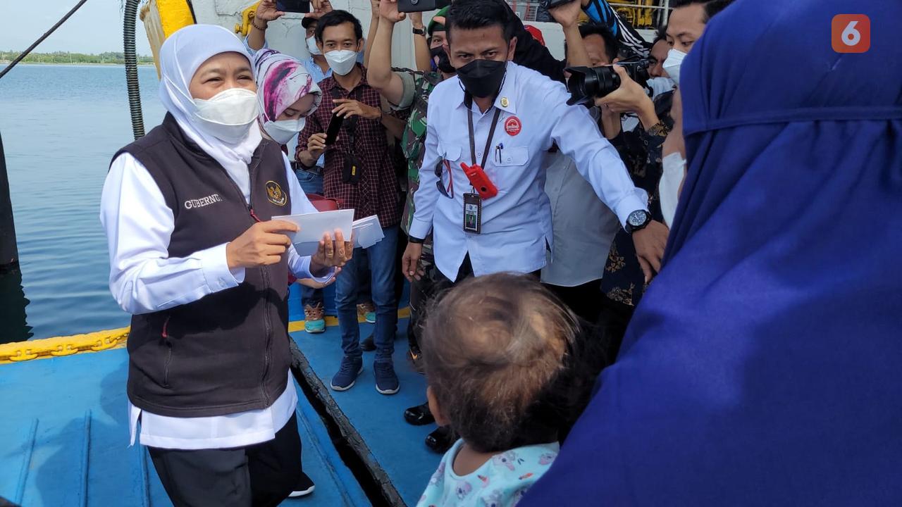 Gubernur Jawa Timur Khofifah Indar Parawansa menyapa pemudik di Pelabuhan Jangkar Situbondo (Hermawan Arifianto/Liputan6.com)
