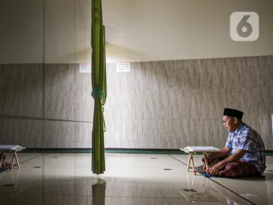 Jemaah membaca Al-Quran di Masjid At- Taqwa, Jakarta, Rabu (14/4/2021). Bulan Ramadhan umat muslim banyak menghabiskan waktu untuk tadarus Al Quran baik siang hari dan malam hari. (Liputan6.com/Faizal Fanani)