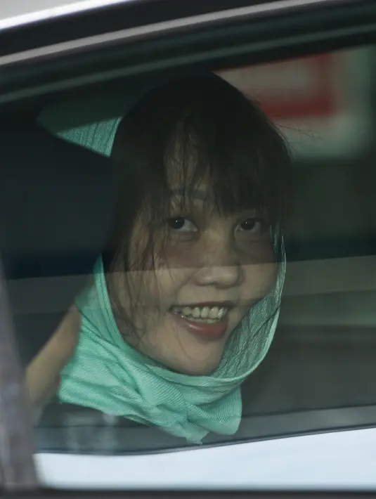 Warga negara Vietnam, Doan Thi Huong tersenyum saat berada di dalam mobil sesaat akan meninggalkan Pengadilan Tinggi di Shah Alam, Malaysia, Senin (1/4). Doan Thi Huong yang semula terancam hukuman mati dalam kasus pembunuhan Kim Jong-Nam, akhirnya bisa bernapas lega. (Mohd RASFAN / AFP)