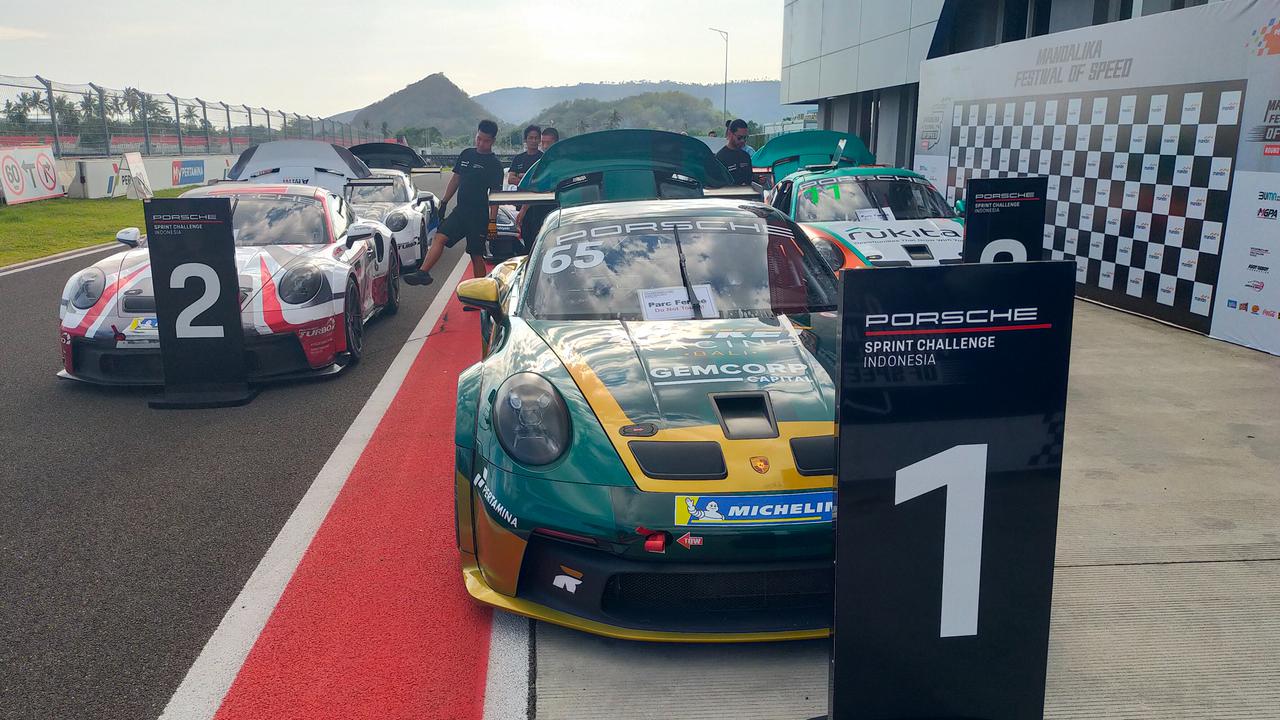 Kalahkan Moreno Soeprapto, Aldio Oekon dari Rocket Racing Bali Juara 1 di Porsche Sprint Challenge Indonesia