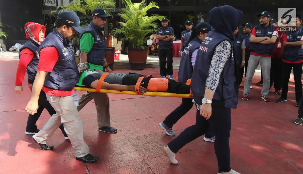 Sejumlah tenaga medis membawa atlet Asian Games 2018 selama simulasi penanganan cedera di Kantor Kemenkes, Jakarta, Rabu (4/4). Simulasi ini melibatkan sejumlah dokter, perawat, dan fisioterapis.  (Liputan6.com/Arya Manggala)