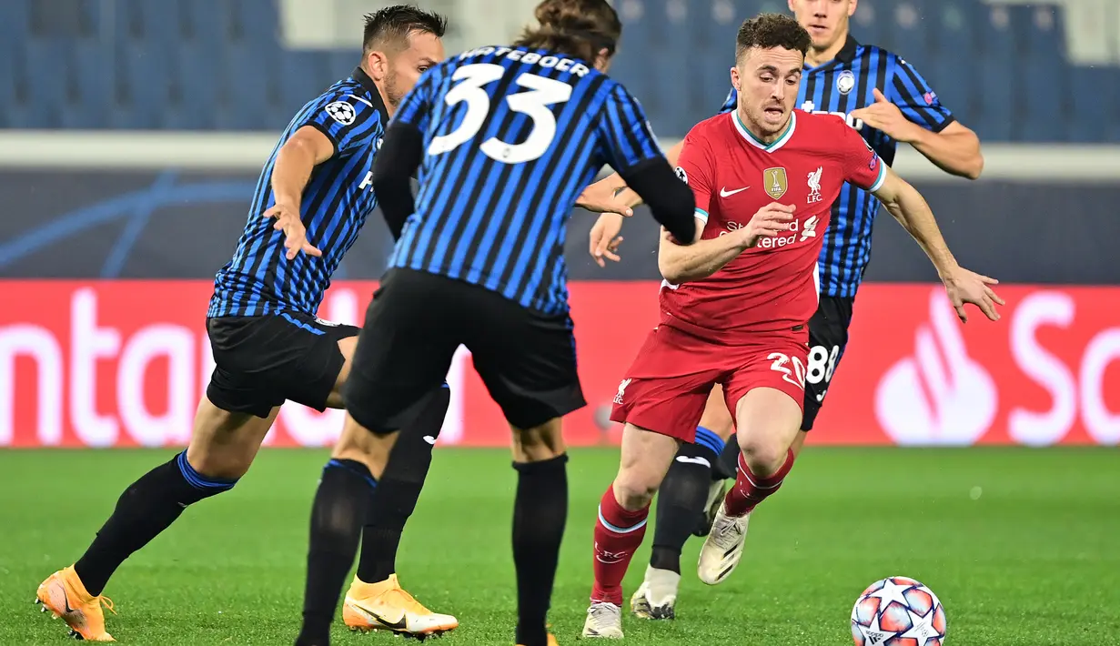Striker Liverpool, Diogo Jota, berebut bola dengan bek Atalanta, Hans Hateboer, pada laga lanjutan Liga Champions 2020/2021 di Gewiss Stadium, Rabu (4/11/2020) dini hari WIB. Liverpool menang 5-0 atas Atalanta. (AFP/Miguel Medina)