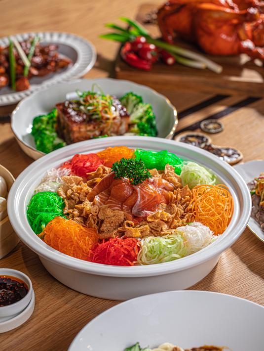 <p>Beragam menu khas Imlek tentu menjadi hidangan yang wajib di santap saat perayaan Tahun Baru Cina. Dengan beragam simbol kelimpahan, kemakmuran, dan kesehatan yang baik, tersedia menu Yusheng dan rayakan Tahun Baru Imlek dengan pilihan hidangan meriah yang tak ada habisnya. Kita juga dapat mencicipi kelezatan peking duck, suckling pig, homemade lamian noodle dengan braised beef brisket dan Mongolian peppercorn sauce. / Foto dok St. Regis Jakarta.</p>