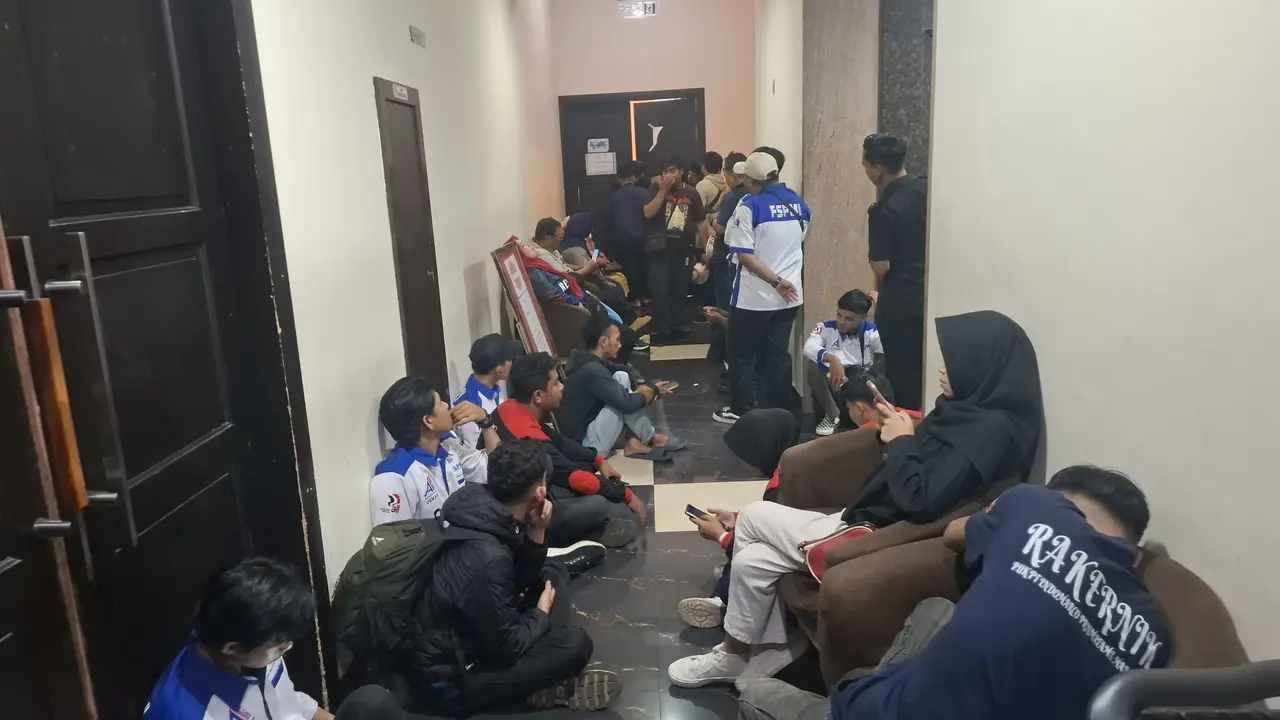 Buruh Geruduk Rapat Penetapan Upah Minimum Sulsel 2026