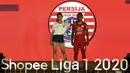 Pemain Persija Jakarta, Ramdani Lestaluhu, menunjukan jersey tim Persija saat launching Shopee Liga 1 di Hotel Fairmont, Jakarta, Senin (24/2). Sebanyak 18 klub pamerkan jersey untuk kompetisi Shopee Liga 1 2020. (Bola.com/Yoppy Renato)