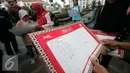 Tabel aksara Jawa yang dibagikan kepada warga di Titik Nol km saat peringatan Hari Aksara Internasional ke-50, Yogyakarta, Kamis (8/9). (Liputan6.com/ Boy Harjanto)