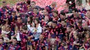 Seluruh penggawa Barcelona melakukan pose selebrasi bersama trofi La Liga di Camp Nou (AFP PHOTO / JOSEP LAGO)