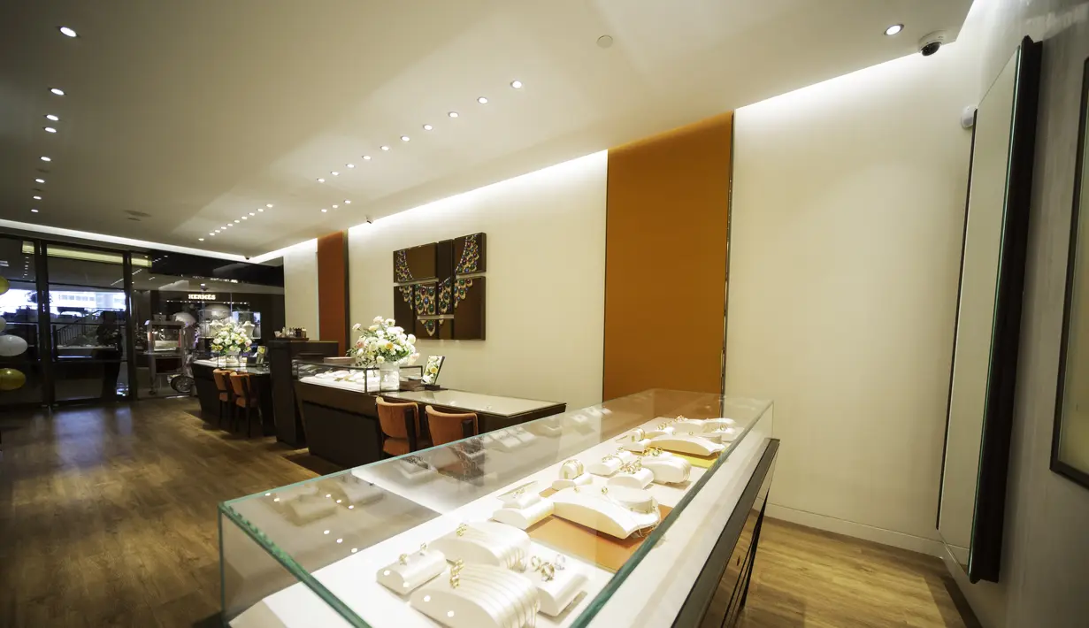 Dari mulai perhiasan, jam tangan, hingga aksesori tas tersedia di dalam butik dengan beragam opsi. [ Foto: dok Bulgari.]