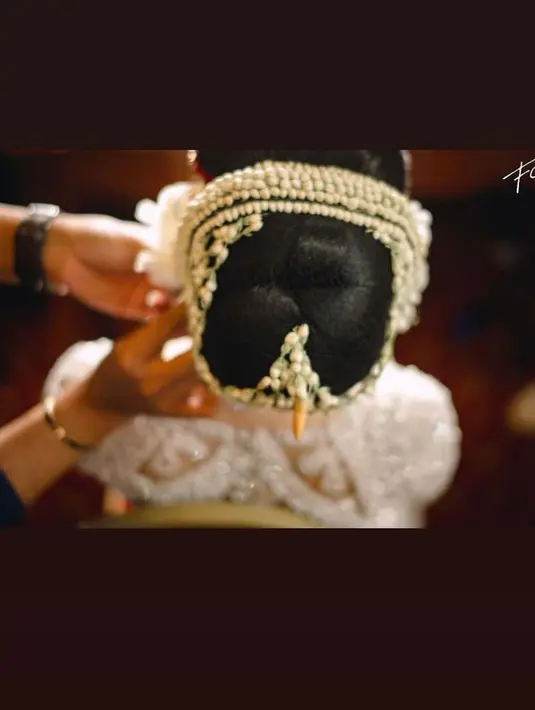 Sortali menjadi semakin sempurna dengan aksesori rambut bunga mawar dan ronce melati yang sakral.   [IG/fcgweddings/myrnamyura]