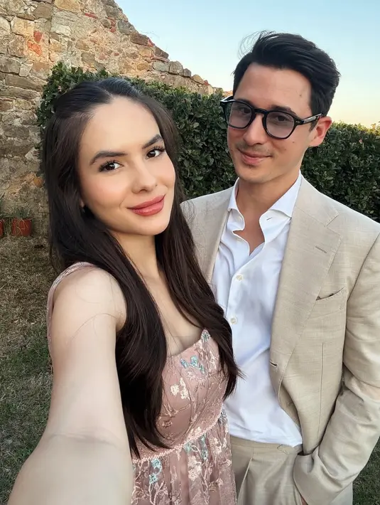 <p>Saat kondangan&nbsp;Millane Fernandez, Steffi tampil elegan dengan dress pink yang dihiasi bordiran floral. Rambut bagian depan ditata kuncir belakang. Dengan riasan makeup pinkies.&nbsp; [@steffizamoraaa]</p>