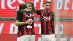 Penyerang AC Milan, Lorenzo Colombo (kiri) berselebrasi dengan rekannya Davide Calabria dan Samu Castillejo usai mencetak gol ke gawang Bodoe/Glimt pada pertandingan Liga Europa di Stadion San Siro di Milan, Italia, Kamis (24/9/2020). AC Milan menang tipis atas  Bodoe/Glimt 3-2. (AP Photo/Luca Bruno