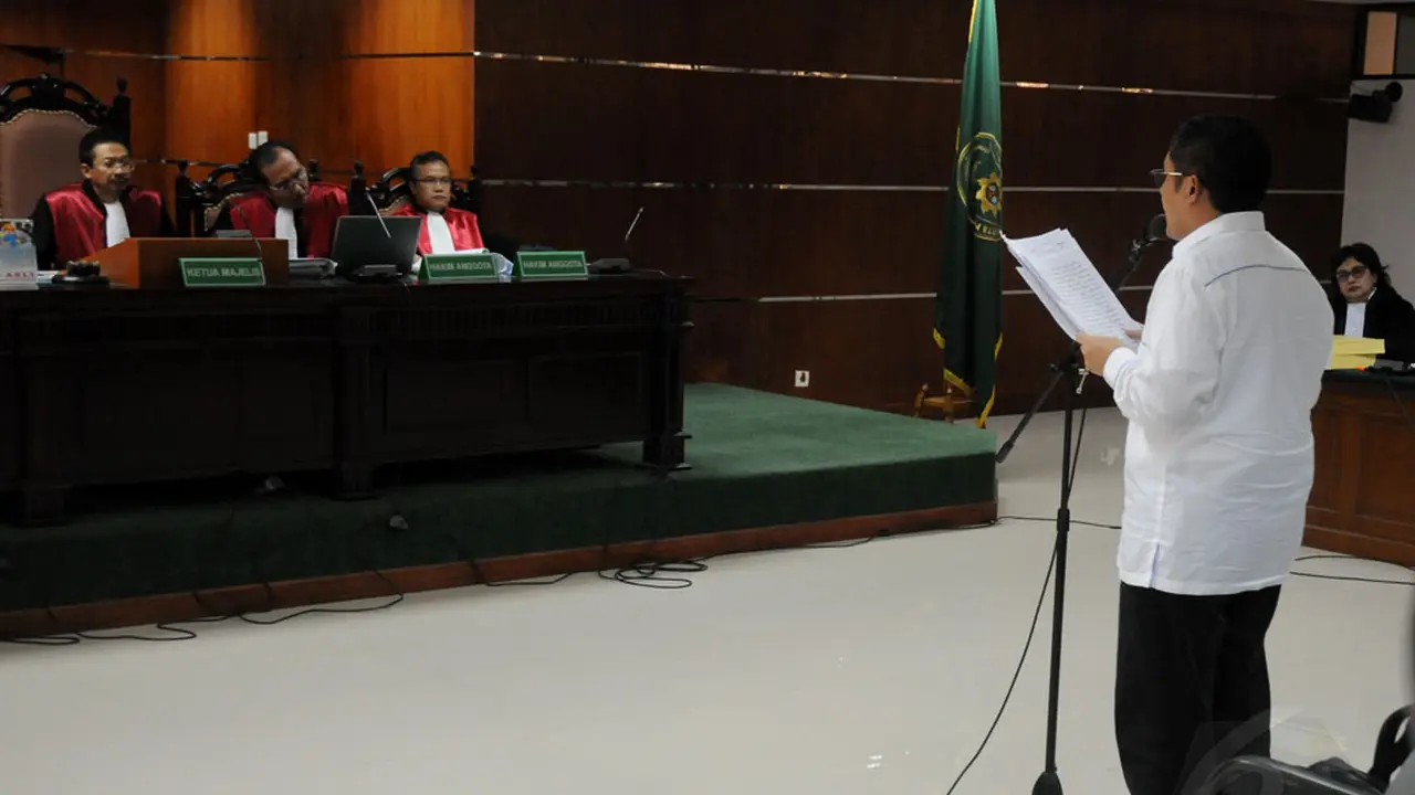 Berdiri, Anas Bacakan Pleidoi Setebal 80 Halaman