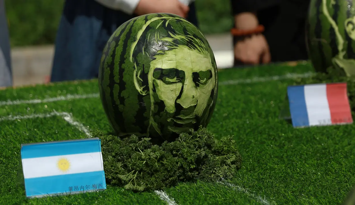 Wajah pemain sepak bola Argentina, Lionel Messi terukir pada buah semangka di Shenyang, Provinsi Liaoning, China, Selasa (10/7). (AFP)