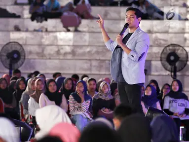 Creativepreneur yang juga aktor Dude Harlino saat menjadi pembicara dalam Emtek Goes To Campus (EGTC) 2018 di Universitas Muhammadiyah Malang, Rabu (26/9). Dude menceritakan perjalanan hidupnya sebelum menjadi aktor sukses. (Liputan6.com/JohanTallo)