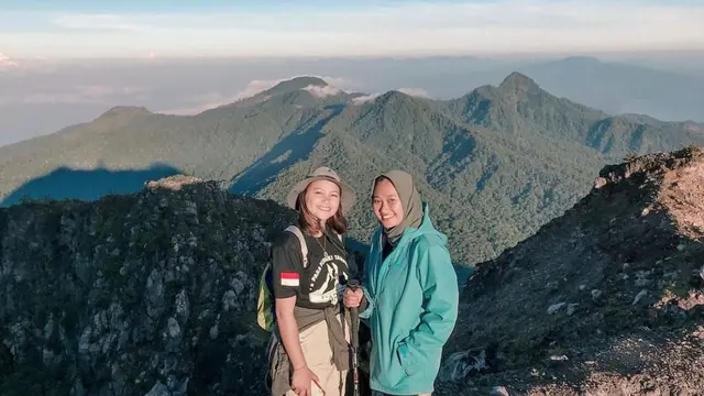 Pendaki sedang berada di Gunung Egon yang terletak di Kecamatan Waigete, Kabupaten Sikka, Pulau Flores, Nusa Tenggara Timur @ayusarastiw