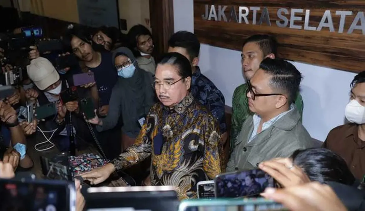 Hotma Sitompul dan tim bicara di hadapan wartawan. Mereka datang ke Polres Metro Jakarta Selatan usai Lesti mencabut laporan. (KapanLagi.com/Bayu Herdianto)