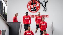 Pemain FC Koeln saat sesi latihan, Selasa (5/5/2020). Sejumlah klub liga Jerman kembali menggelar latihan jelang bergulirnya kembali Bundesliga. (AFP/Marius Becker)